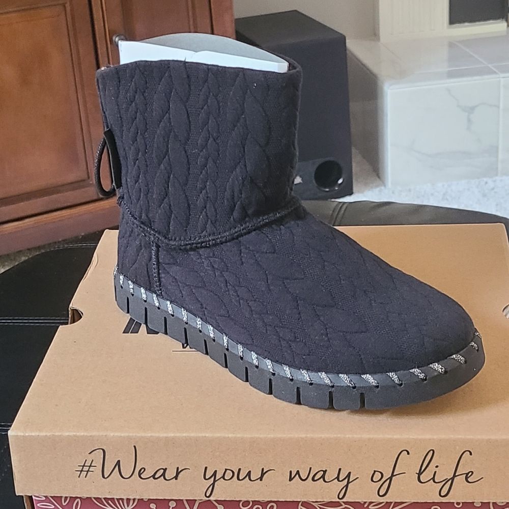 Muk Luk women's winter ankle boots size    7.5